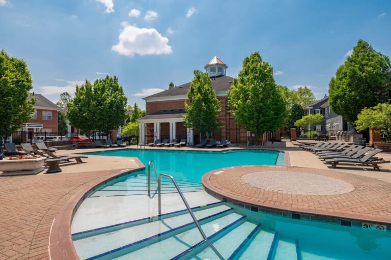 Estates at New Albany Apartments & Townhomes swimming pool.