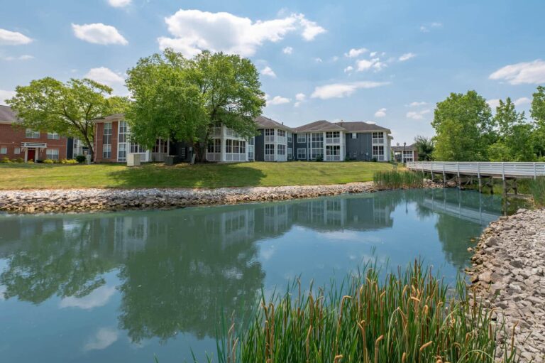 Ponds and lush landscape surround our luxury apartments in New Albany, OH.